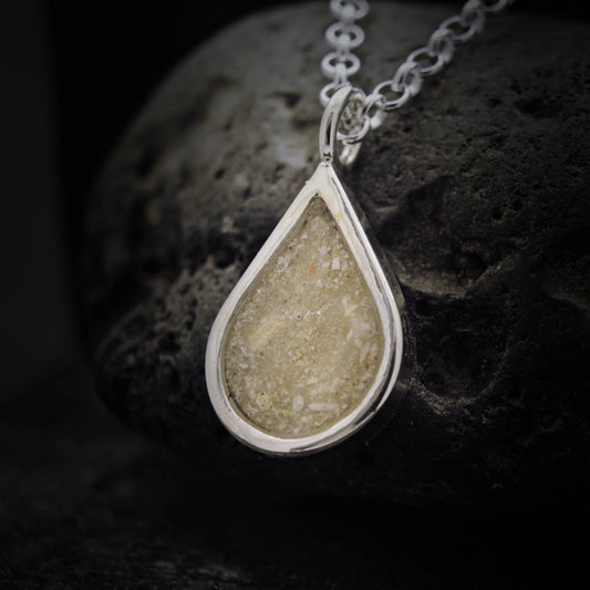 Colgante par cenizas de plata artesanal con forma de gota