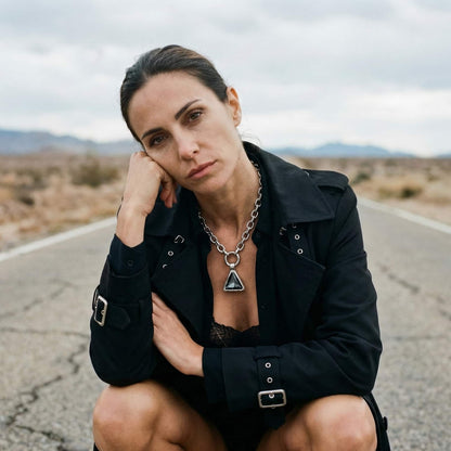 Collar de acero inoxidable eslabón ovalado y colgante triangular con cristal austríaco gris