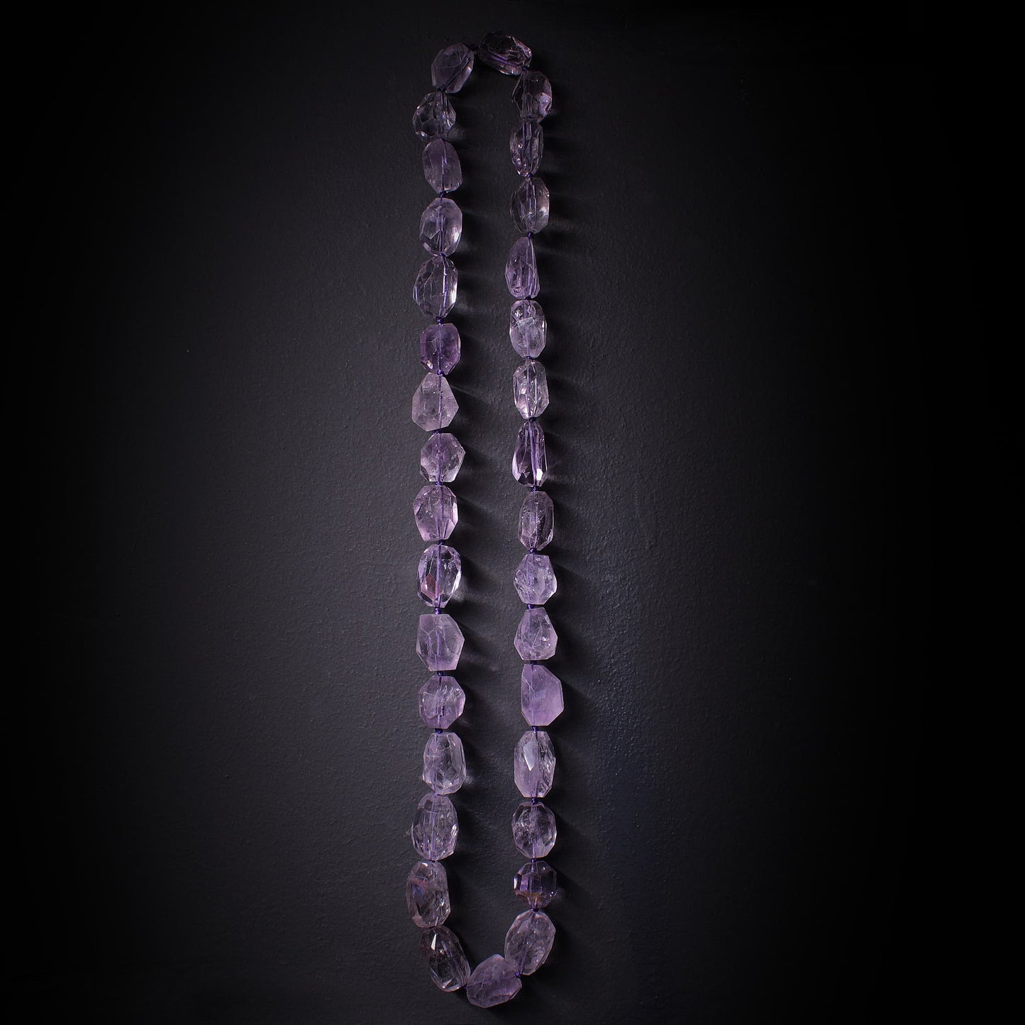 Collar de amatista largo hecho a mano con piedras irregulares