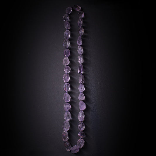 Collar de amatista largo hecho a mano con piedras irregulares