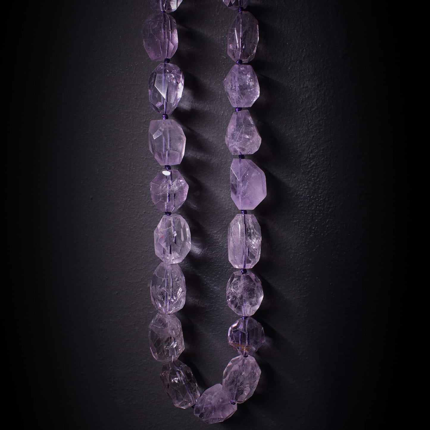 Collar de amatista natural largo con piedras irregulares pulidas