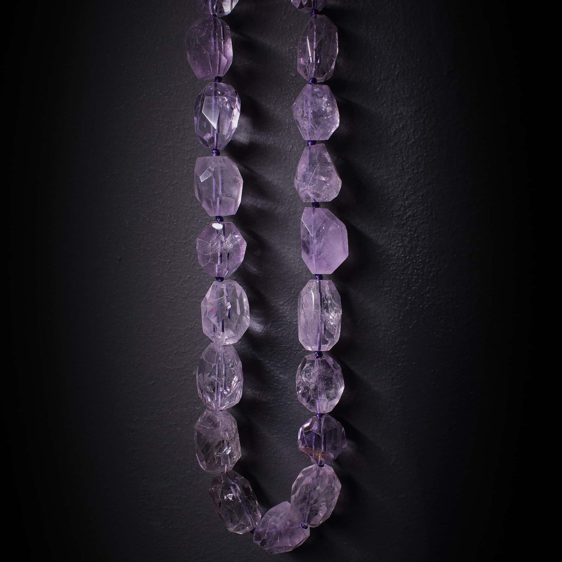 Collar de amatista natural largo con piedras irregulares pulidas