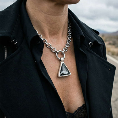 Collar de eslabon maxi para mujer de acero con colgante triangular de zamak y cristal gris