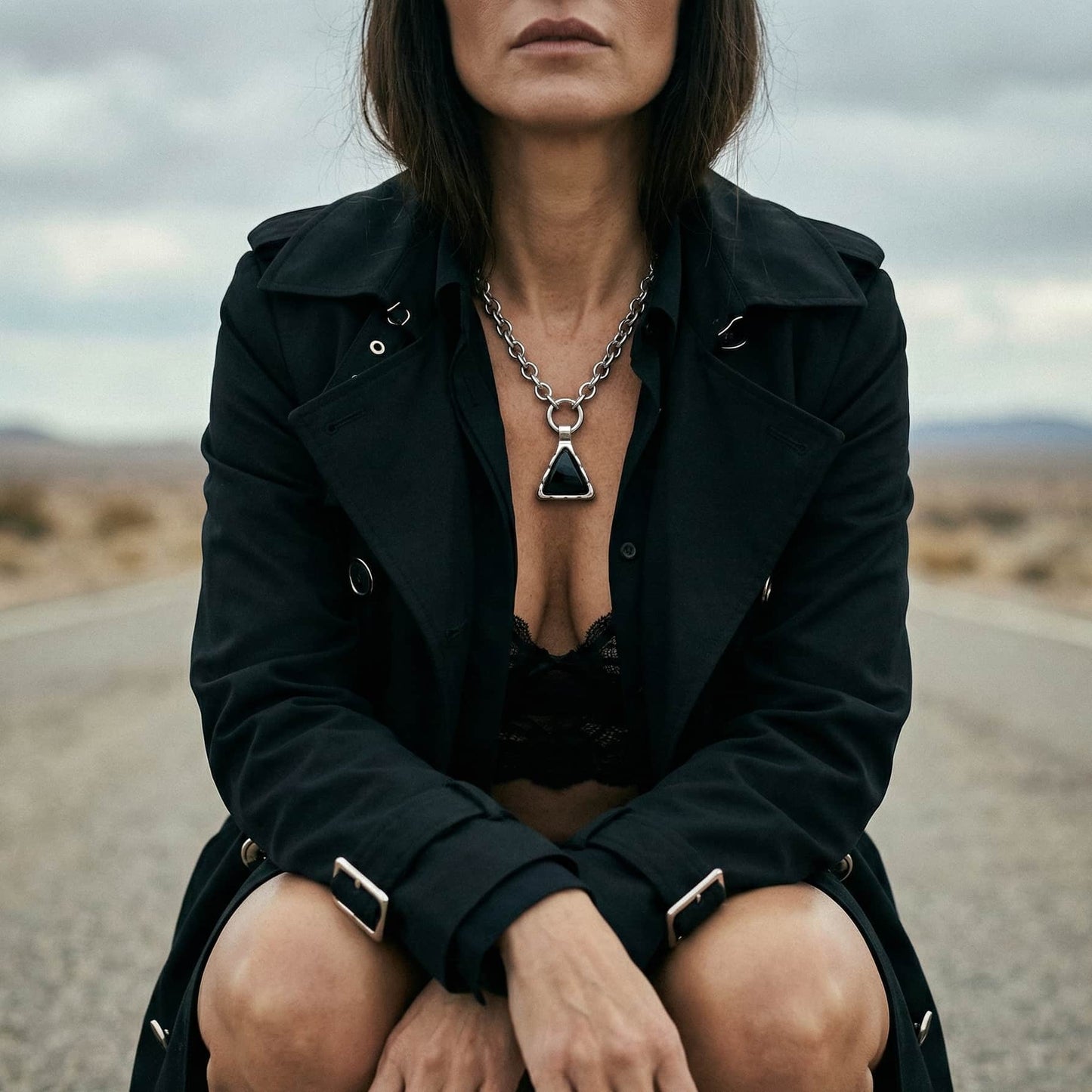 Collar eslabón grande de acero con colgante triangular negro para mujer