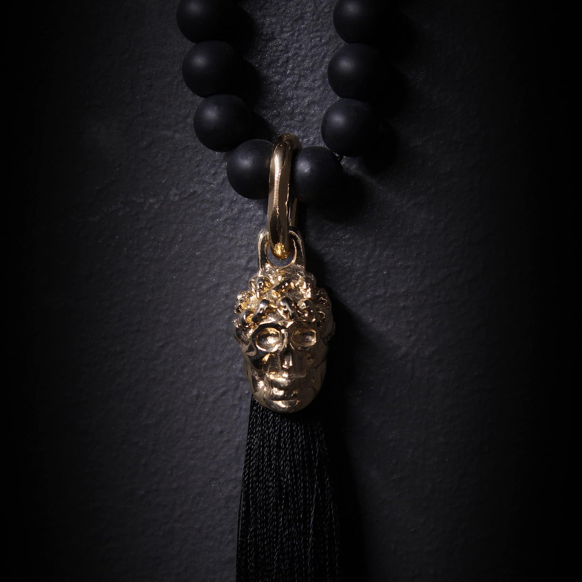 Collar de onix negro con colgante de calavera para mujer.