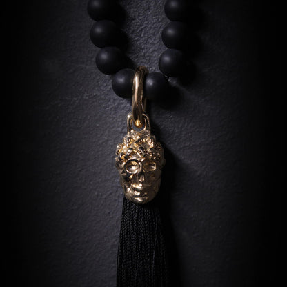 Collar de onix negro con colgante de calavera para mujer.