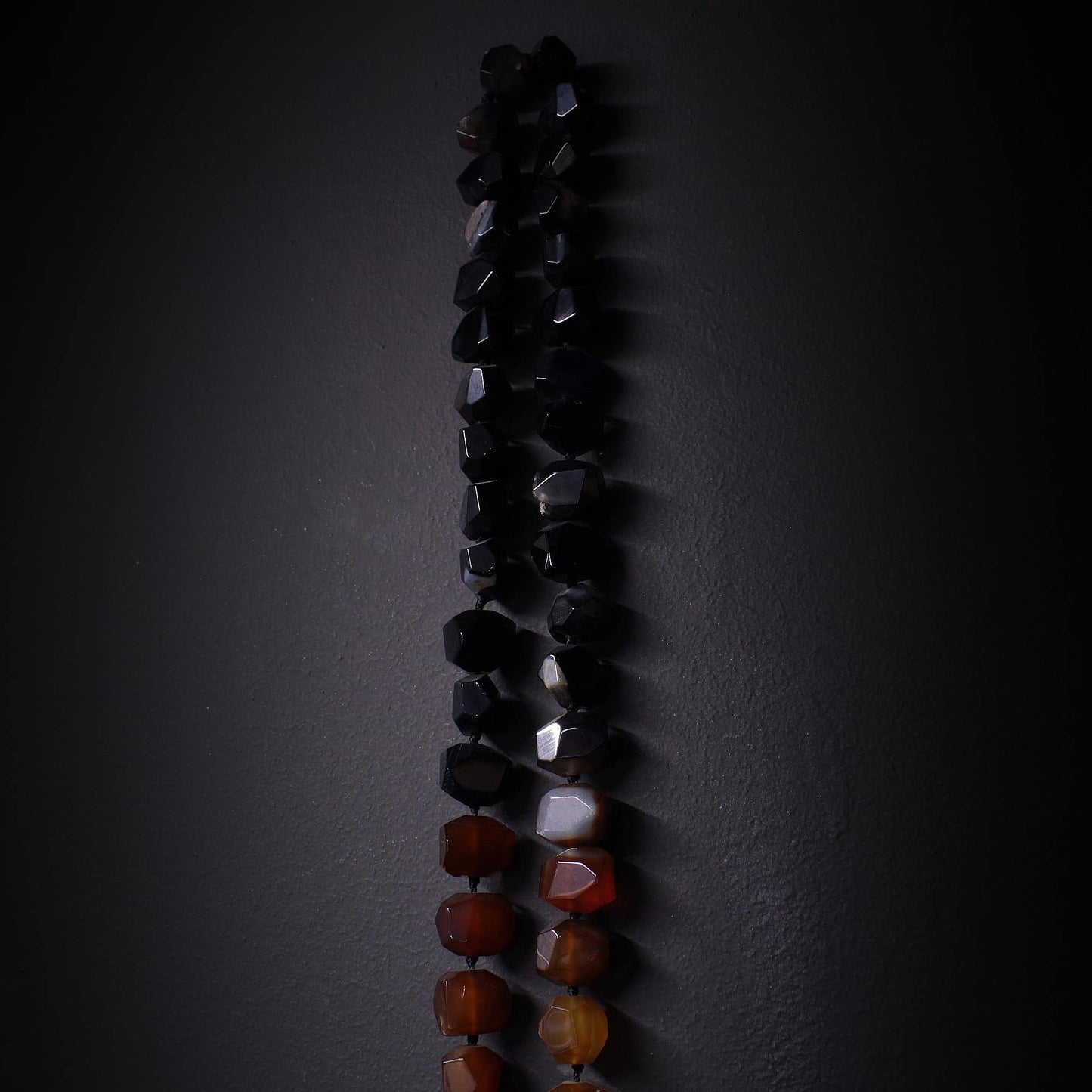 Collar de piedras negras largo y piedras rojas de acabado irregular hecho a mano sin metales