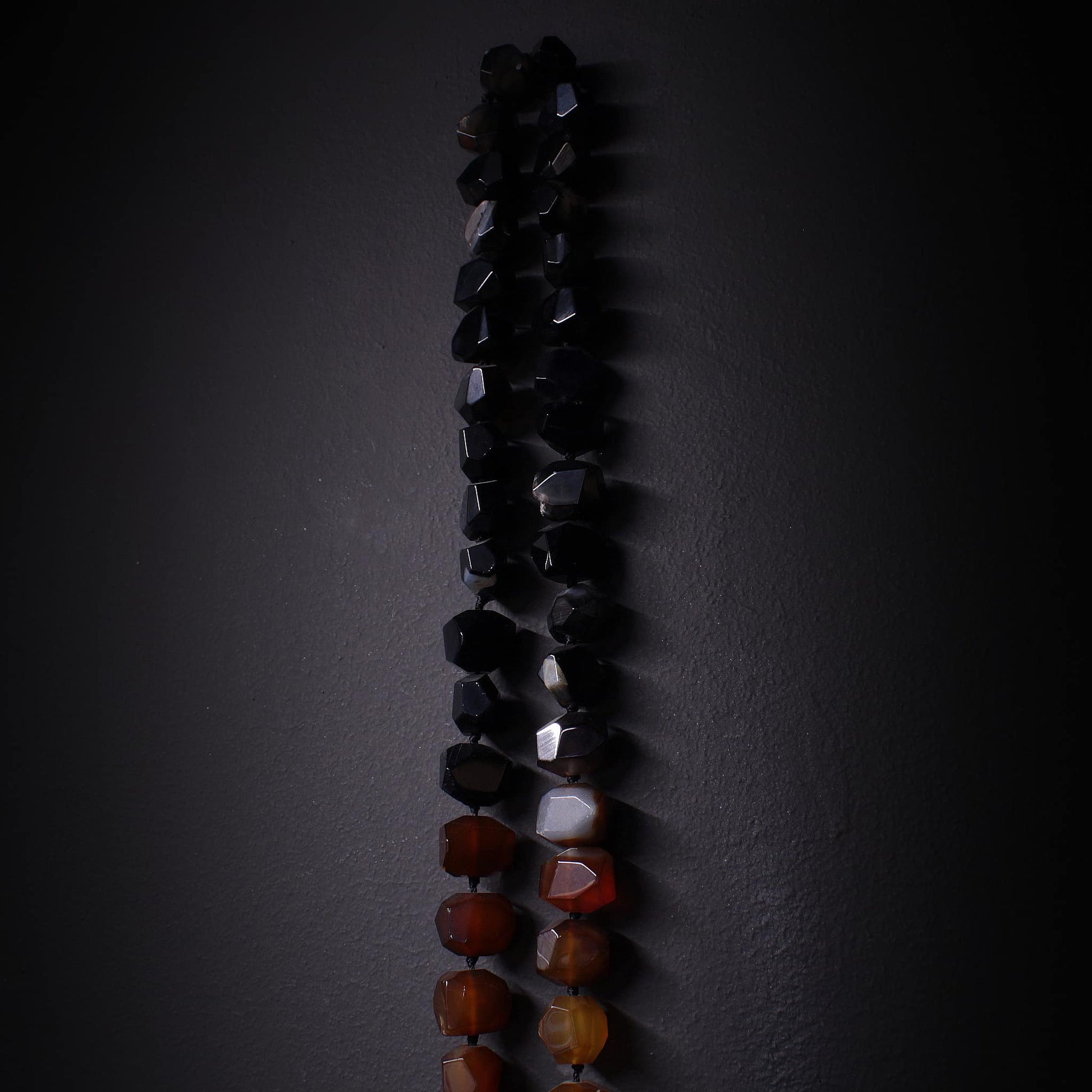 Collar de piedras negras largo y piedras rojas de acabado irregular hecho a mano sin metales