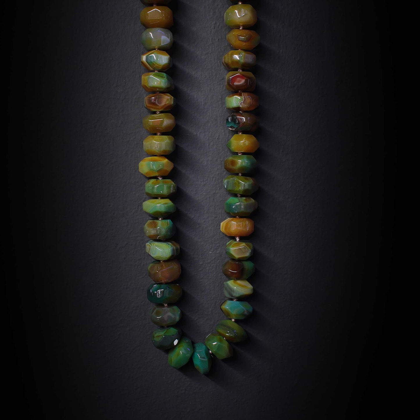 Collar de tonos verdes y marrones de piedras semipreciosas artesanal. Piedras irregulares de acabado pulido.
