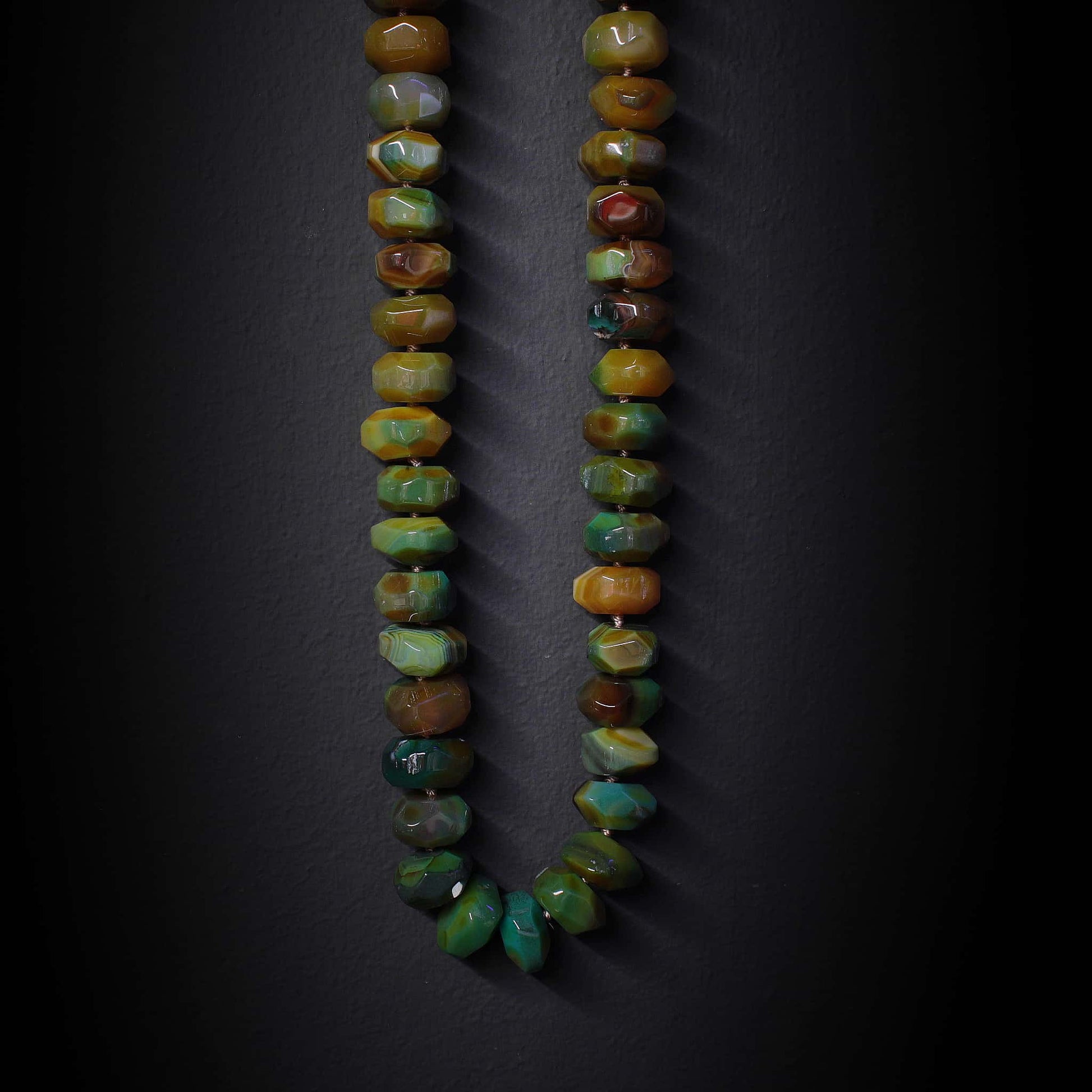 Collar de tonos verdes y marrones de piedras semipreciosas artesanal. Piedras irregulares de acabado pulido.