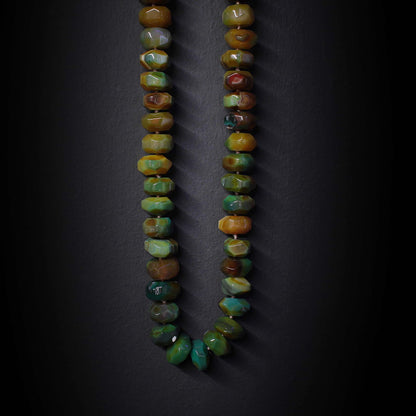 Collar de tonos verdes y marrones de piedras semipreciosas artesanal. Piedras irregulares de acabado pulido.