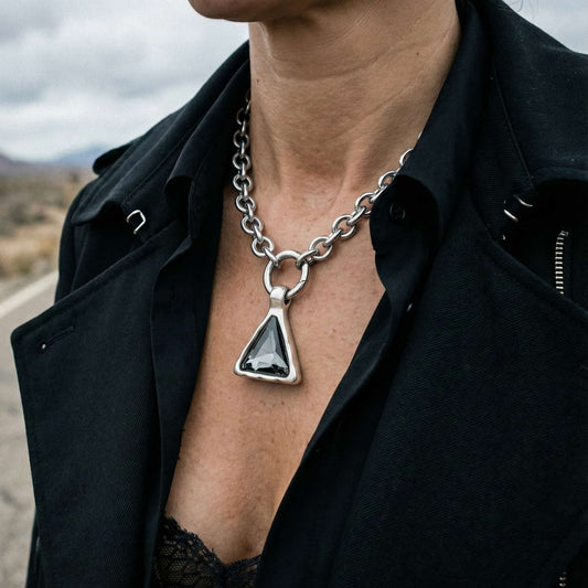 Collar de eslabon maxi para mujer de acero con colgante triangular de zamak y cristal gris