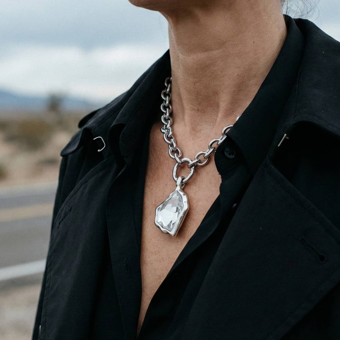 Collar de eslabones ovalados para mujer con colgante de zamak balado en plata y cristal austríaco de edicion limitada