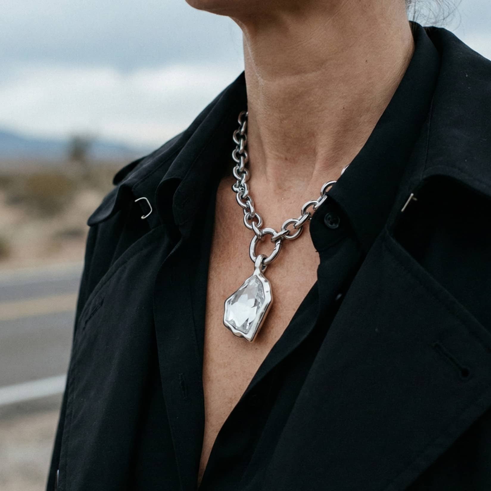 Collar de eslabones ovalados para mujer con colgante de zamak balado en plata y cristal austríaco de edicion limitada