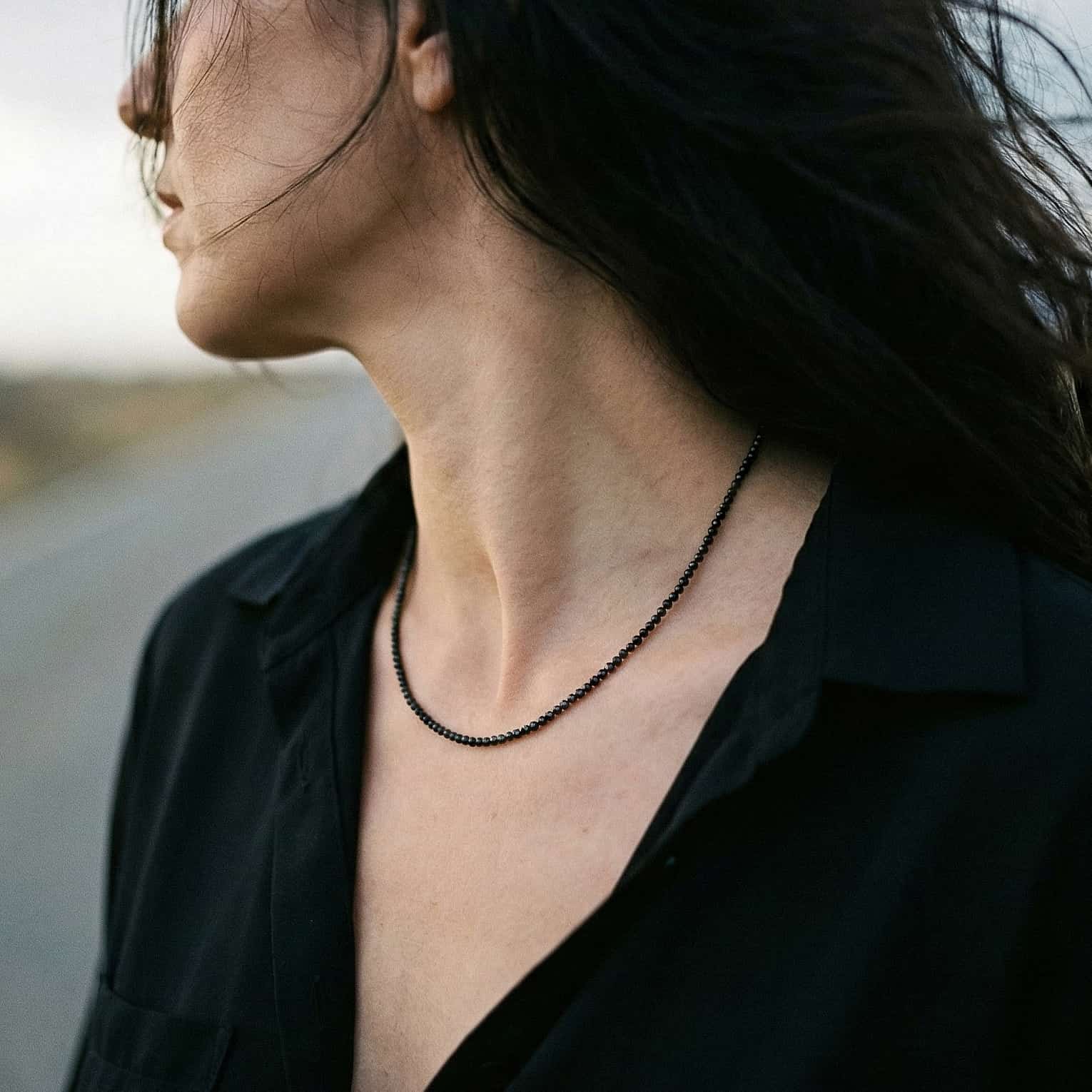 Gargantilla fina de espinela negra natural para mujer