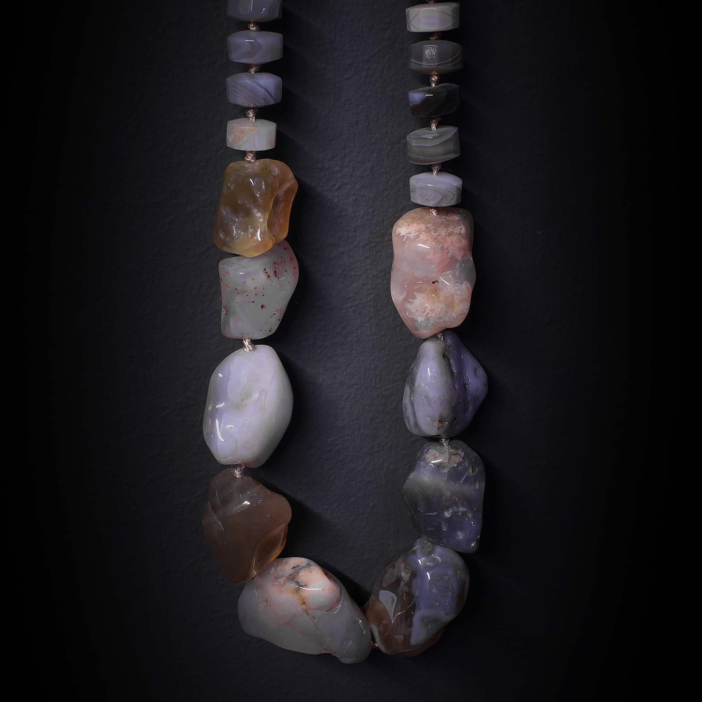 Collar gris de piedras irregulares artesanal con piedras irregulares y facetadas.