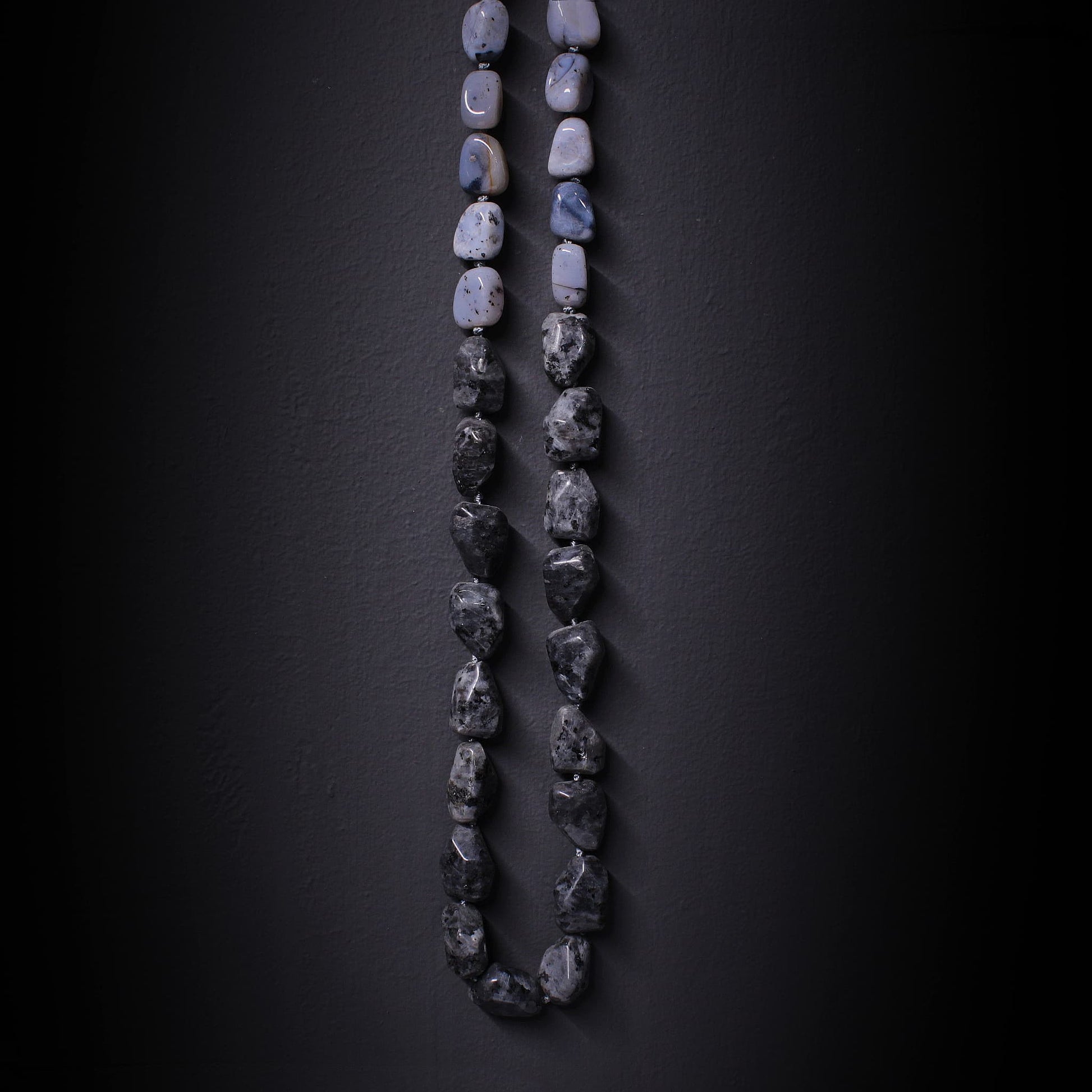 Collar de piedras grises irregular largo en diferentes tonalidades