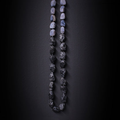 Collar de piedras grises irregular largo en diferentes tonalidades