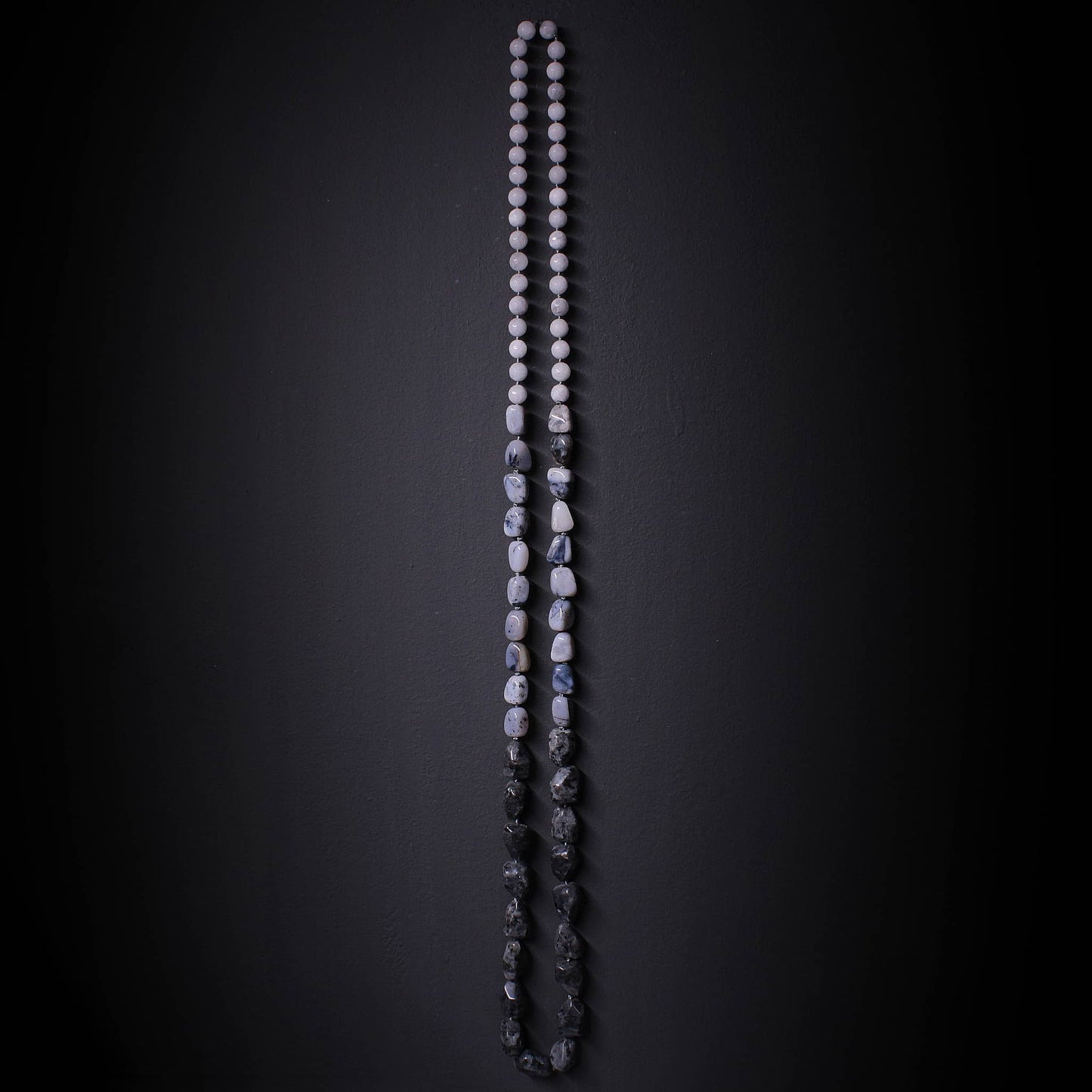 Collares largo gris de piedras naturales irregulares y facetadas