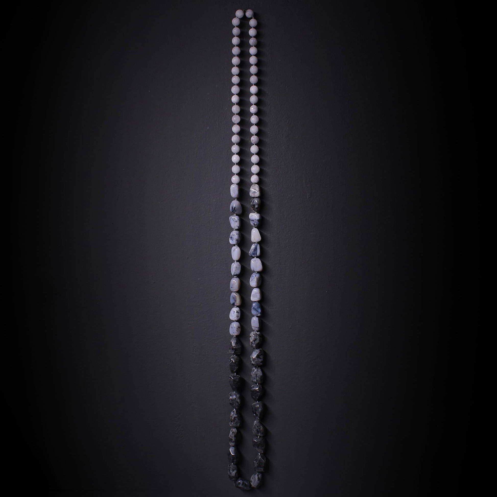 Collares largo gris de piedras naturales irregulares y facetadas