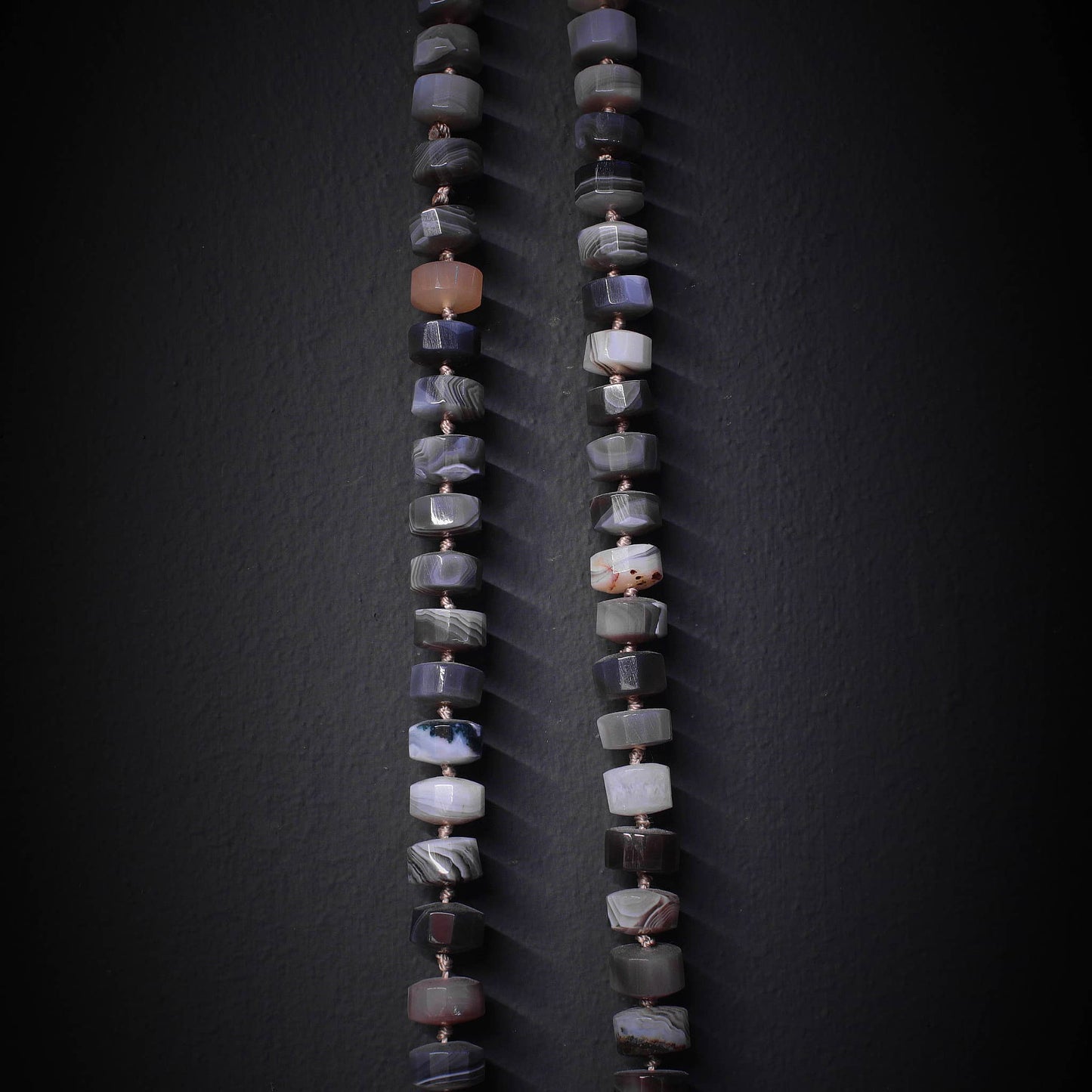 Collar gris de piedras irregulares y facetadas artesanal