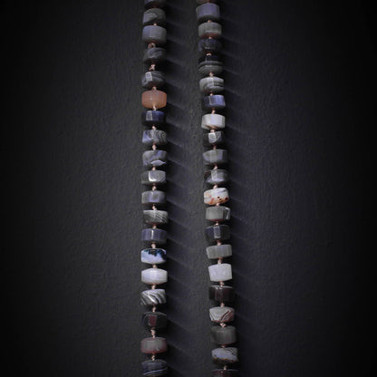 Collar gris de piedras irregulares y facetadas artesanal