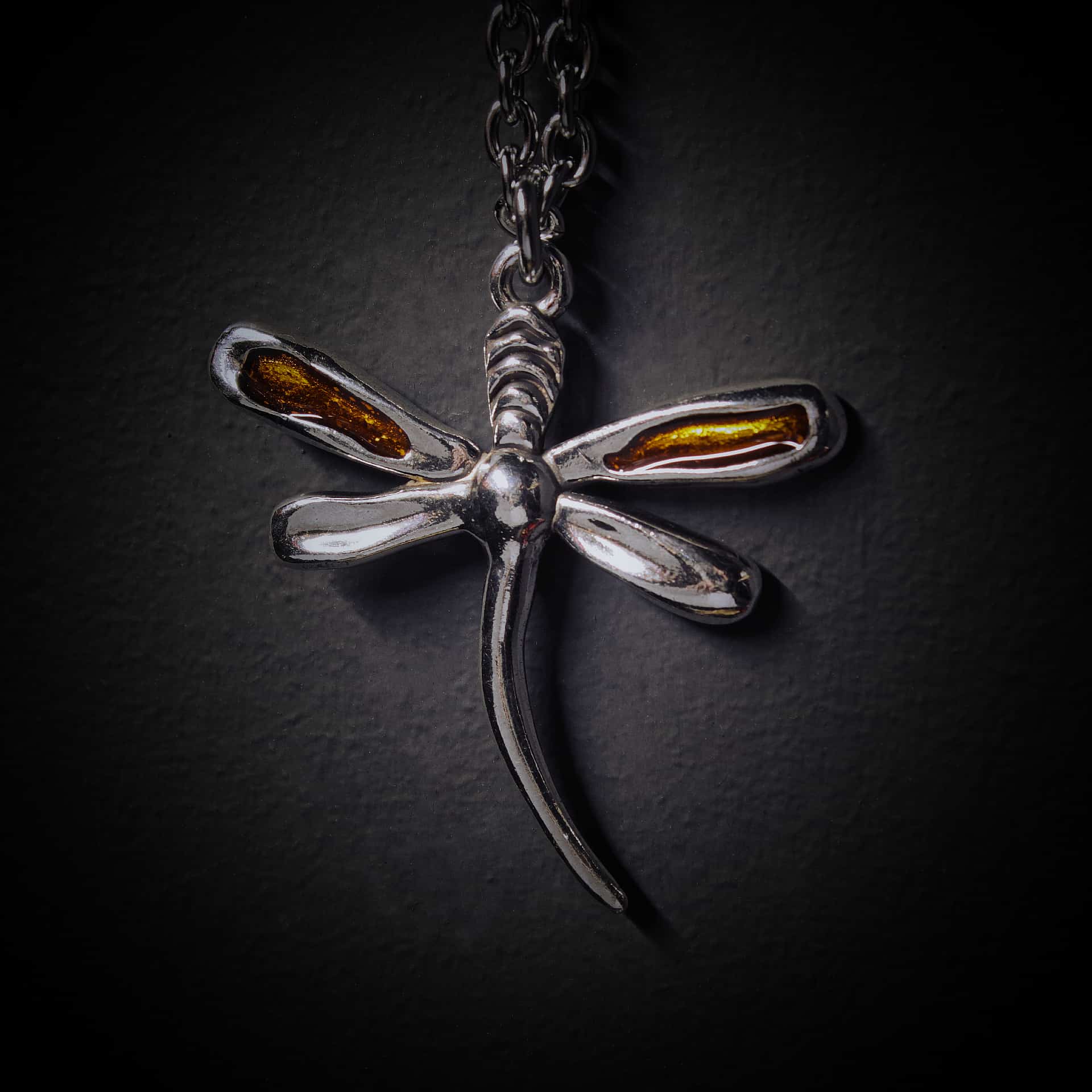 Collar libélula esmalte marrón