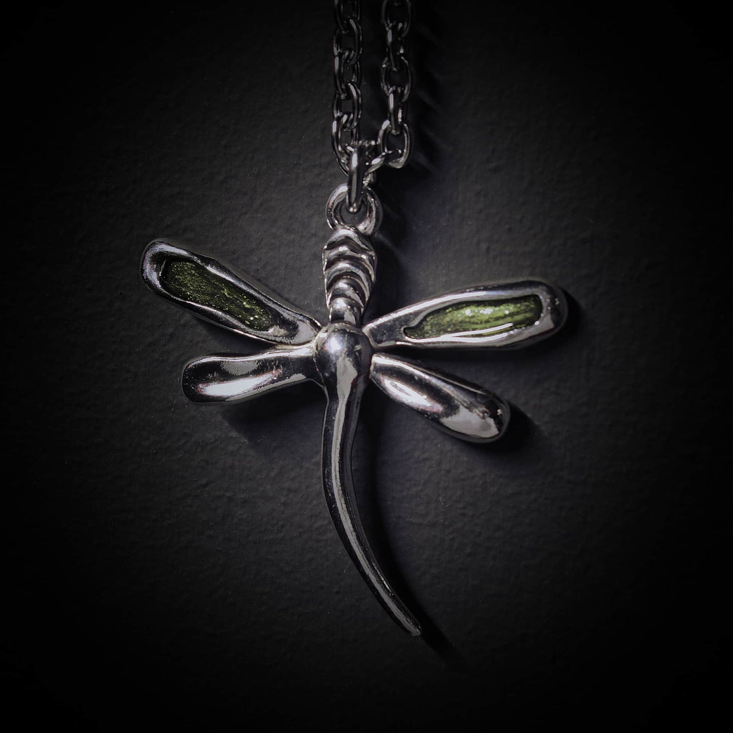 Collar libélula plateado y esmalte verde