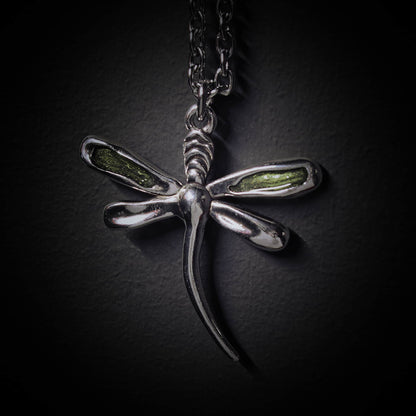 Collar libélula plateado y esmalte verde