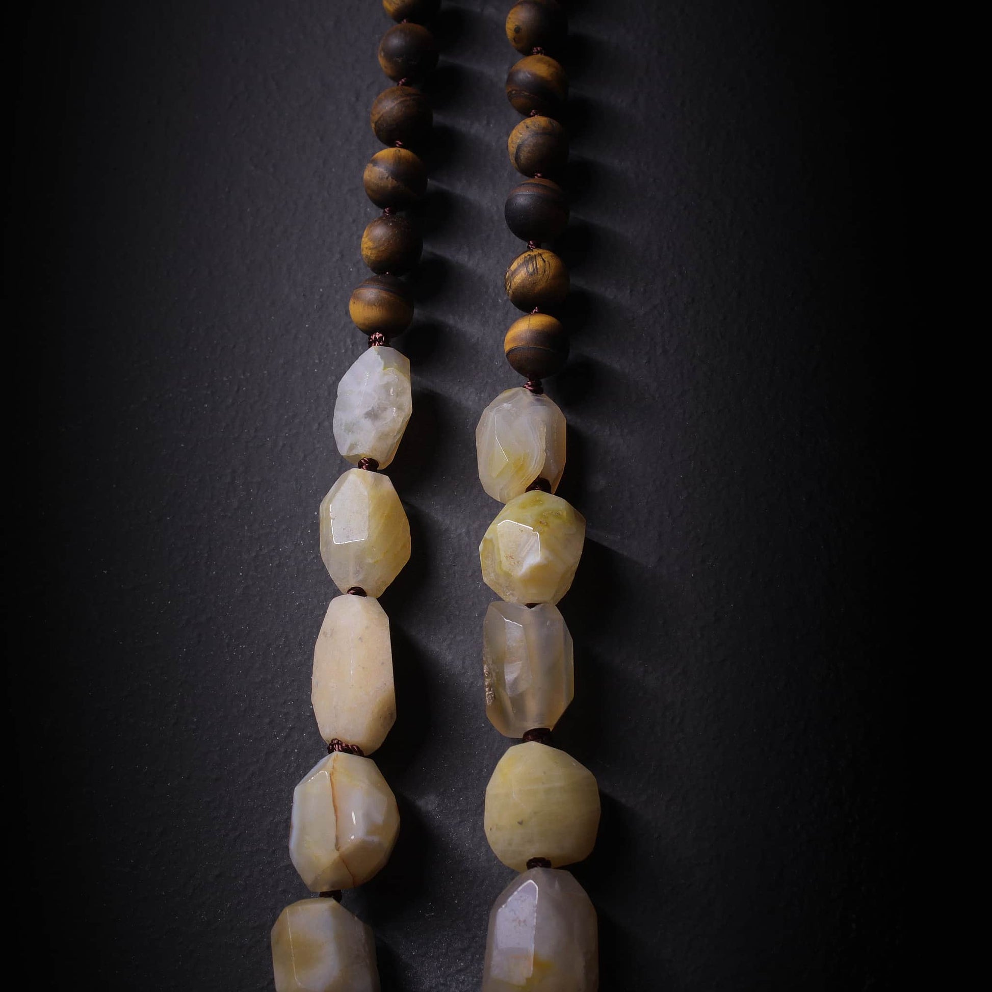 Collar ojo de tigre largo artesanal de piedras naturales y ágata amarilla