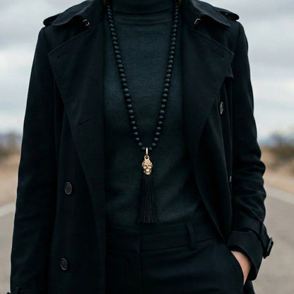 Collar de onix negro para mujer. Collar largo con colgante de calavera y pompom.