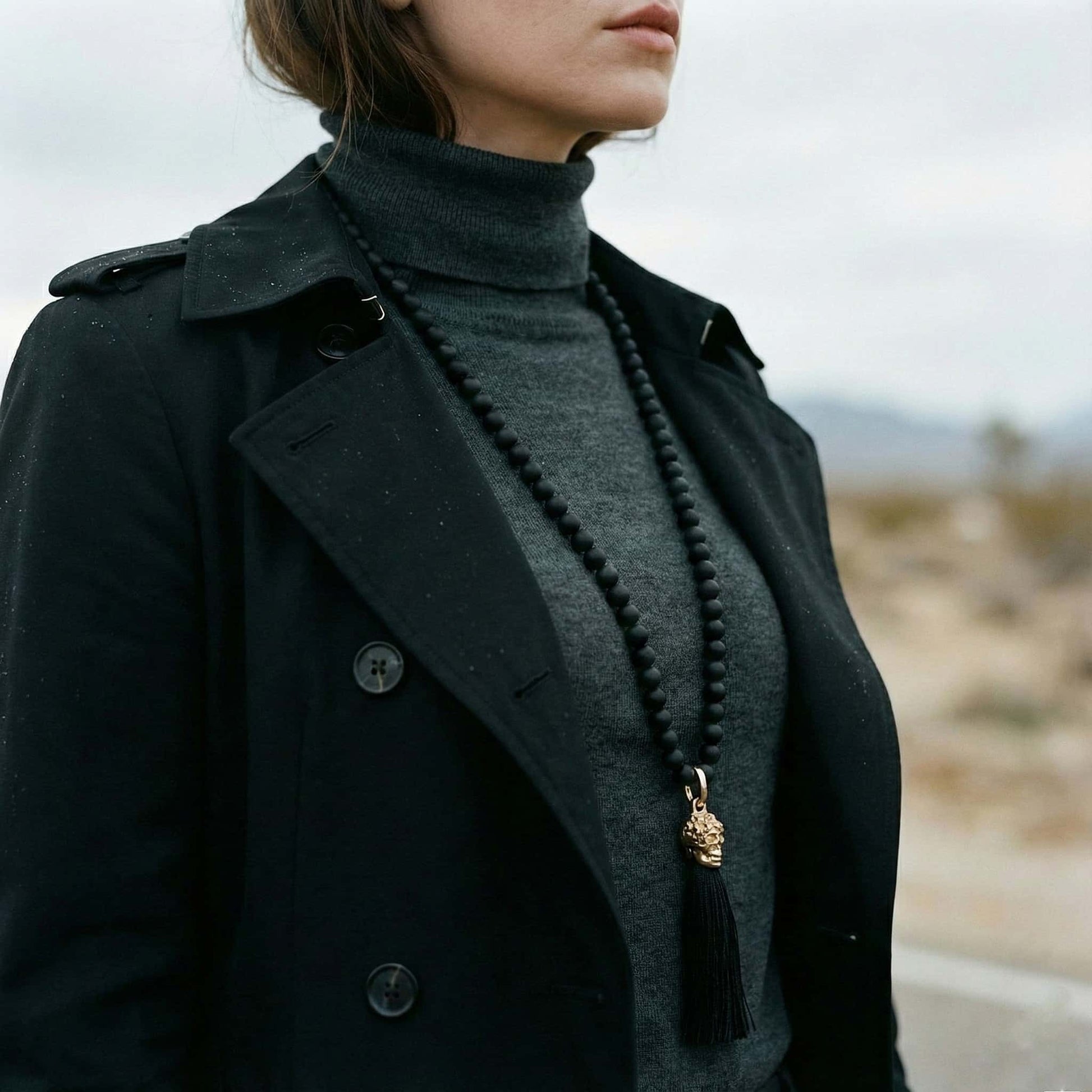 Collar onix para mujer largo con colgante calavera dorada y tasel negro. Onix negro mate.