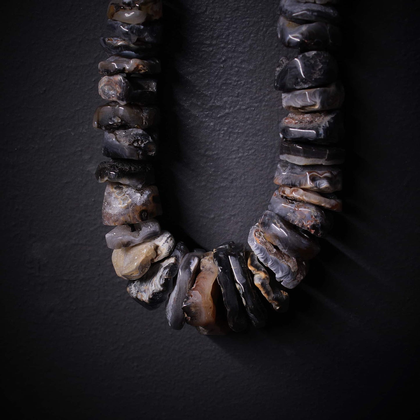 Collar de piedras naturales en bruto de agatas drusas y agatas negras