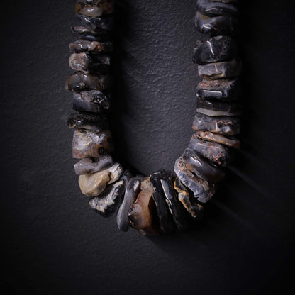 Collar de piedras naturales en bruto de agatas drusas y agatas negras