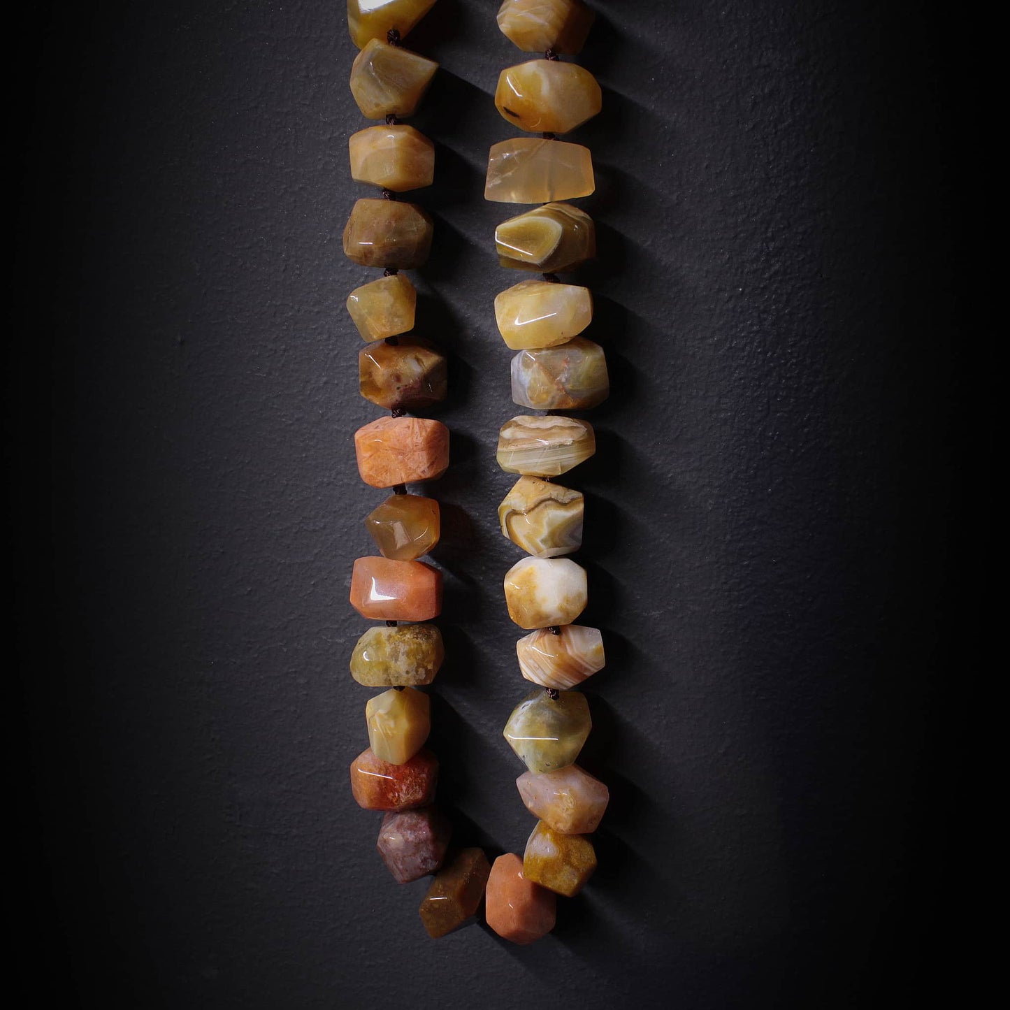 Collar de piedras grandes naturales amarillas hecho a mano