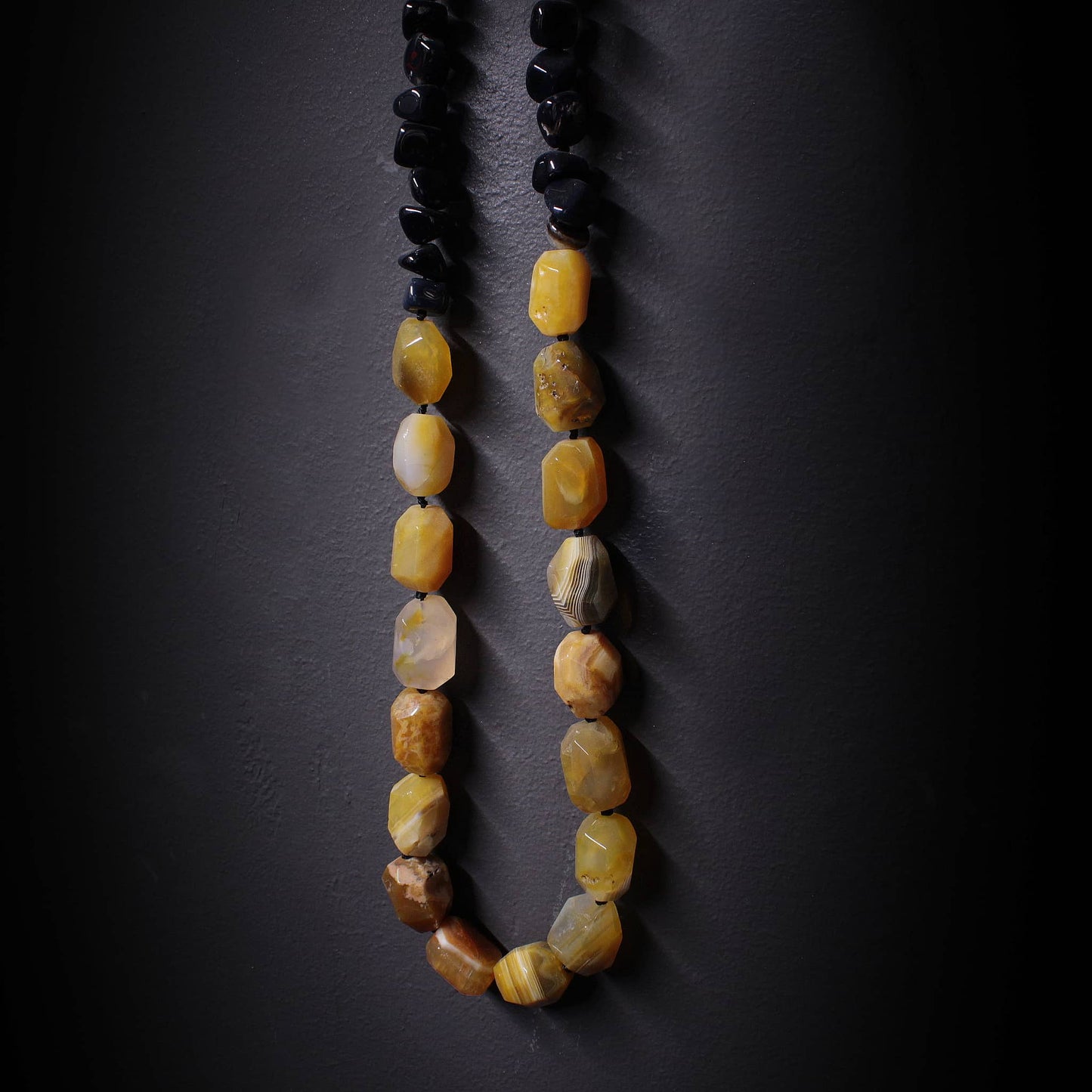 Collar con ágatas naturales de botsuana y ágatas negras de canto rodado