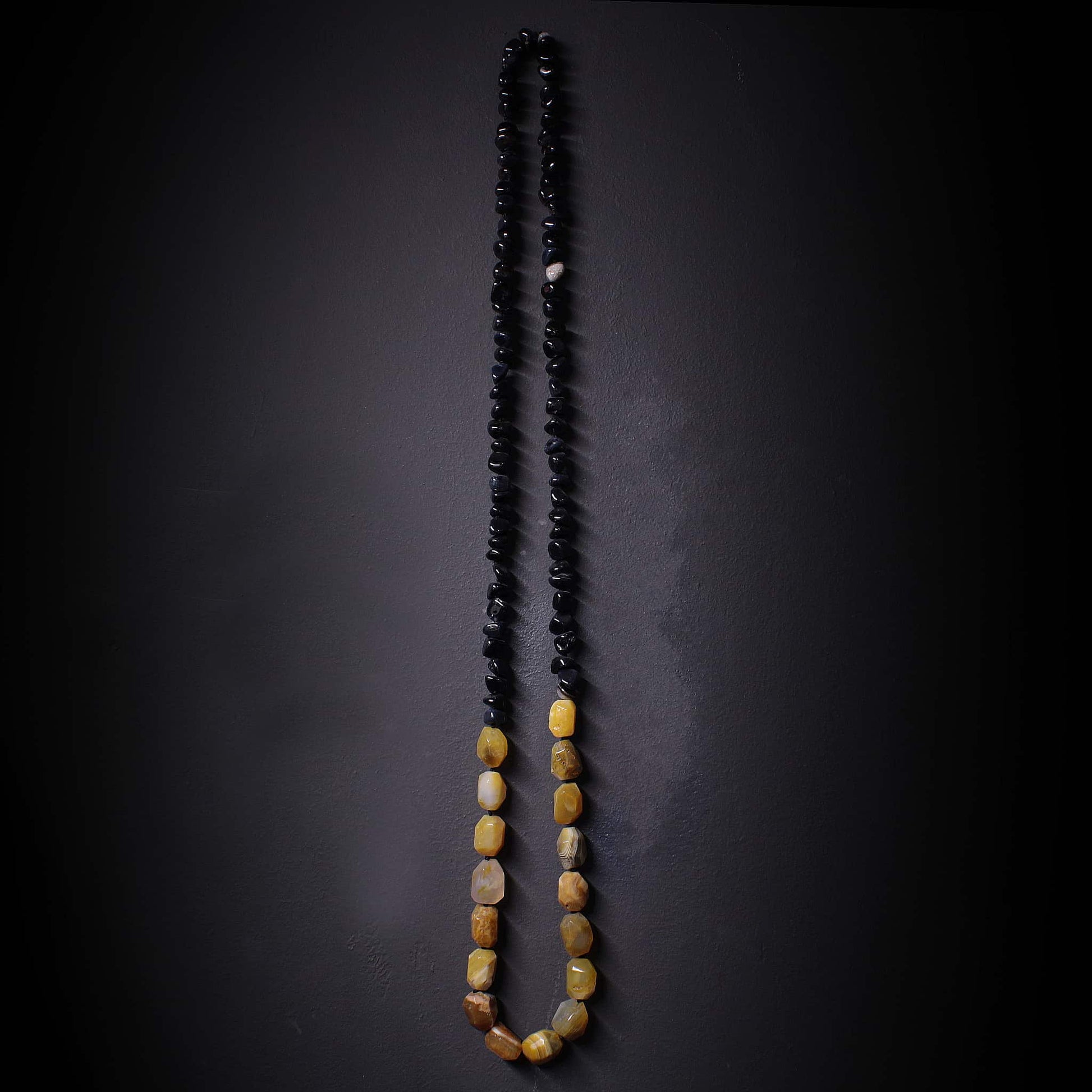 Collar de piedras amarillas y negras de canto rodado, piedras naturales irregulares sin metales