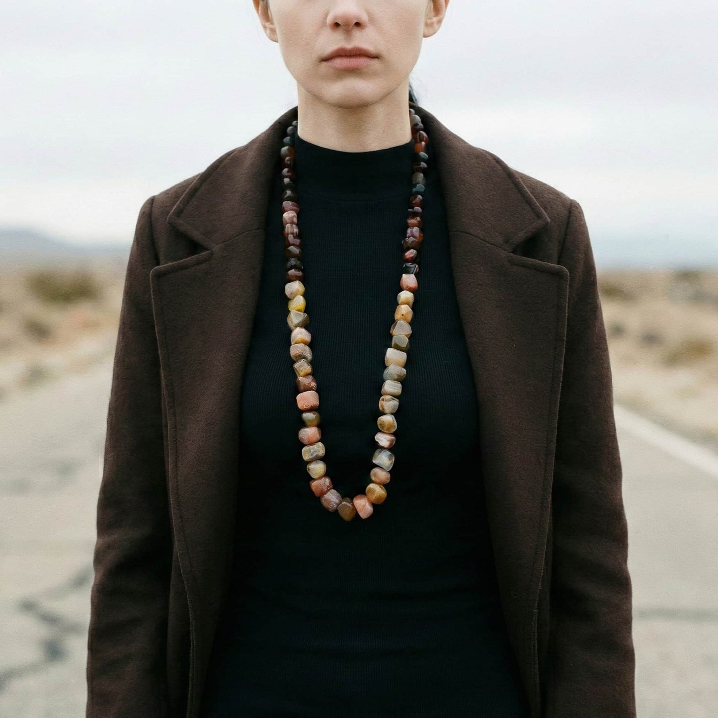 Collar de piedras naturales grandes hecho a mano. Collar largo para mujer hipoalergénico.
