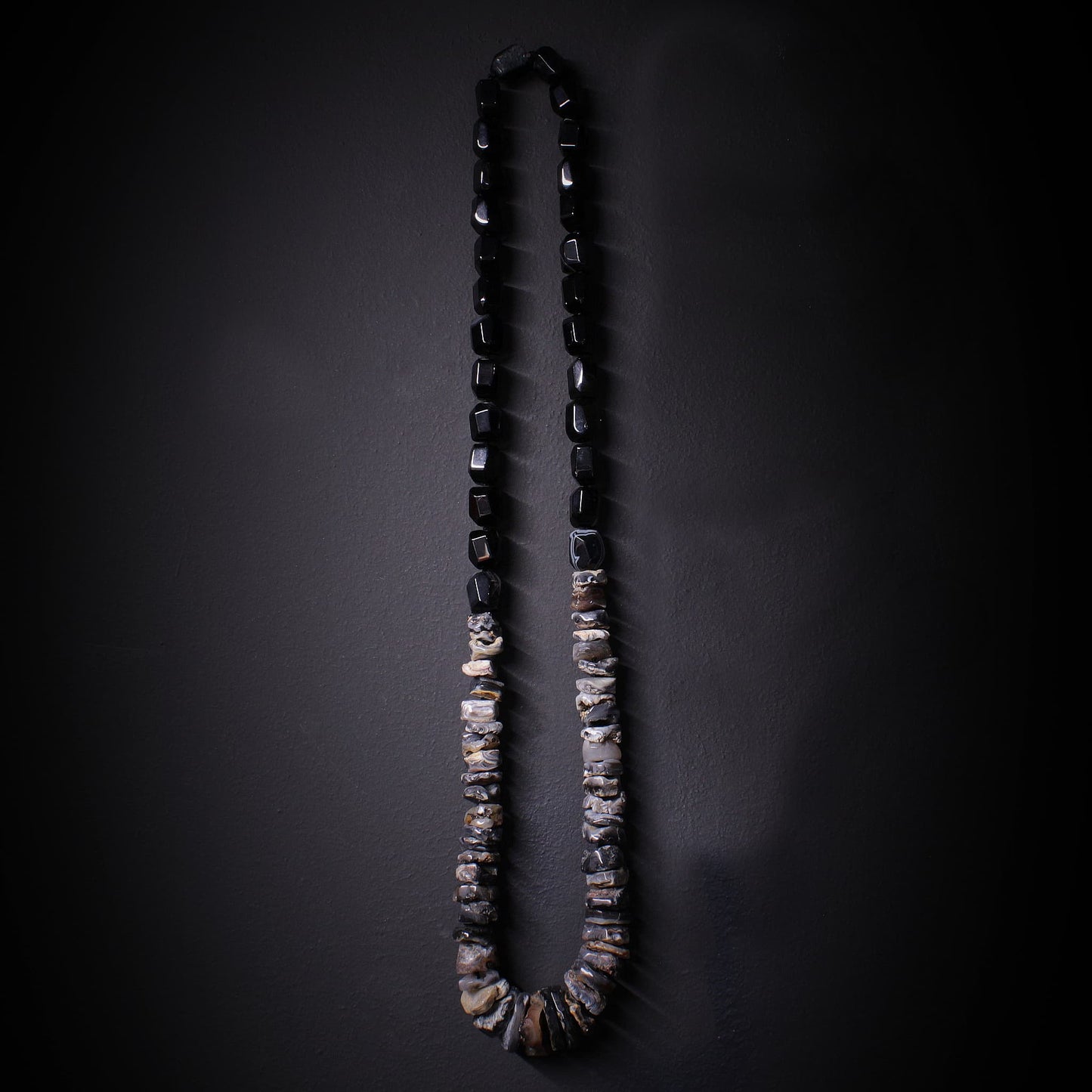 Collar de piedras naturales negro y blanco, con rodajas de agata en bruto y negras pulidas