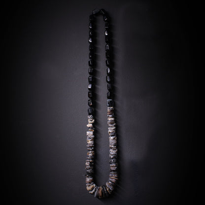 Collar de piedras naturales negro y blanco, con rodajas de agata en bruto y negras pulidas