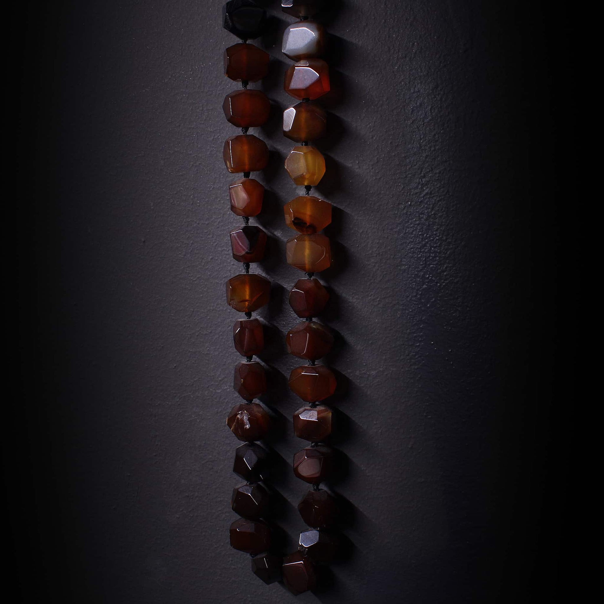 Collar de piedras rojas y negras irregulares sin metales