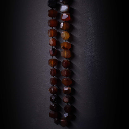 Collar de piedras rojas y negras irregulares sin metales