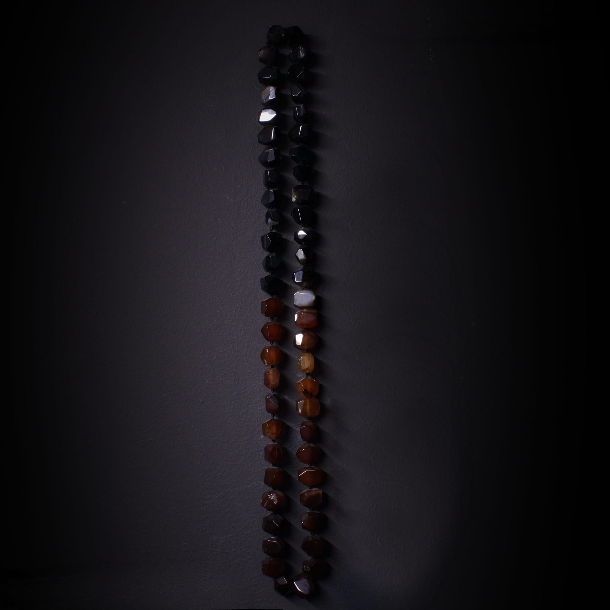 Collar de piedras negras y rojas largo de acabado irregular, collar largo artesanal