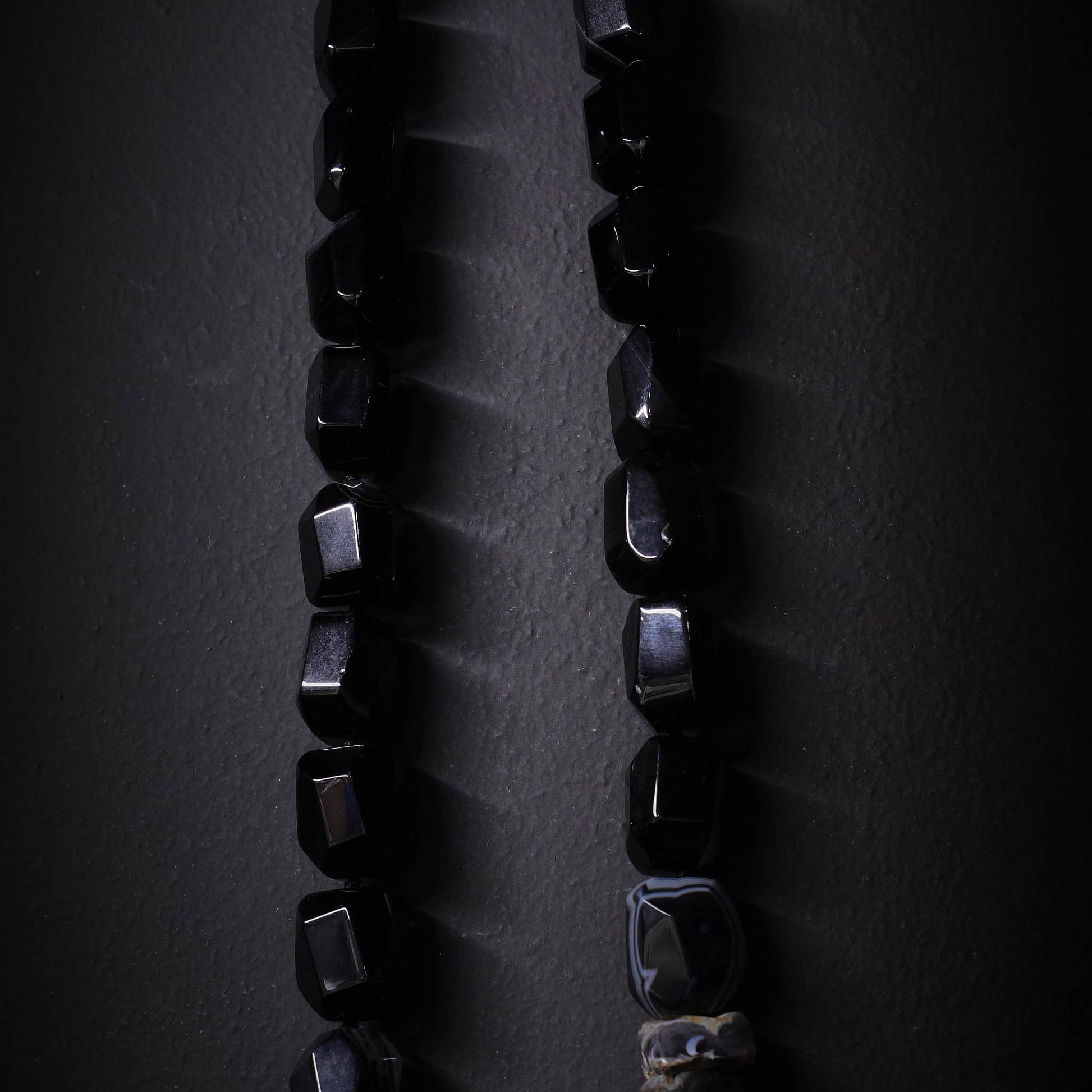 Collar de piedras semipreciosas ágata negra y ágatas en bruto, mezcla de formas talladas y en bruto