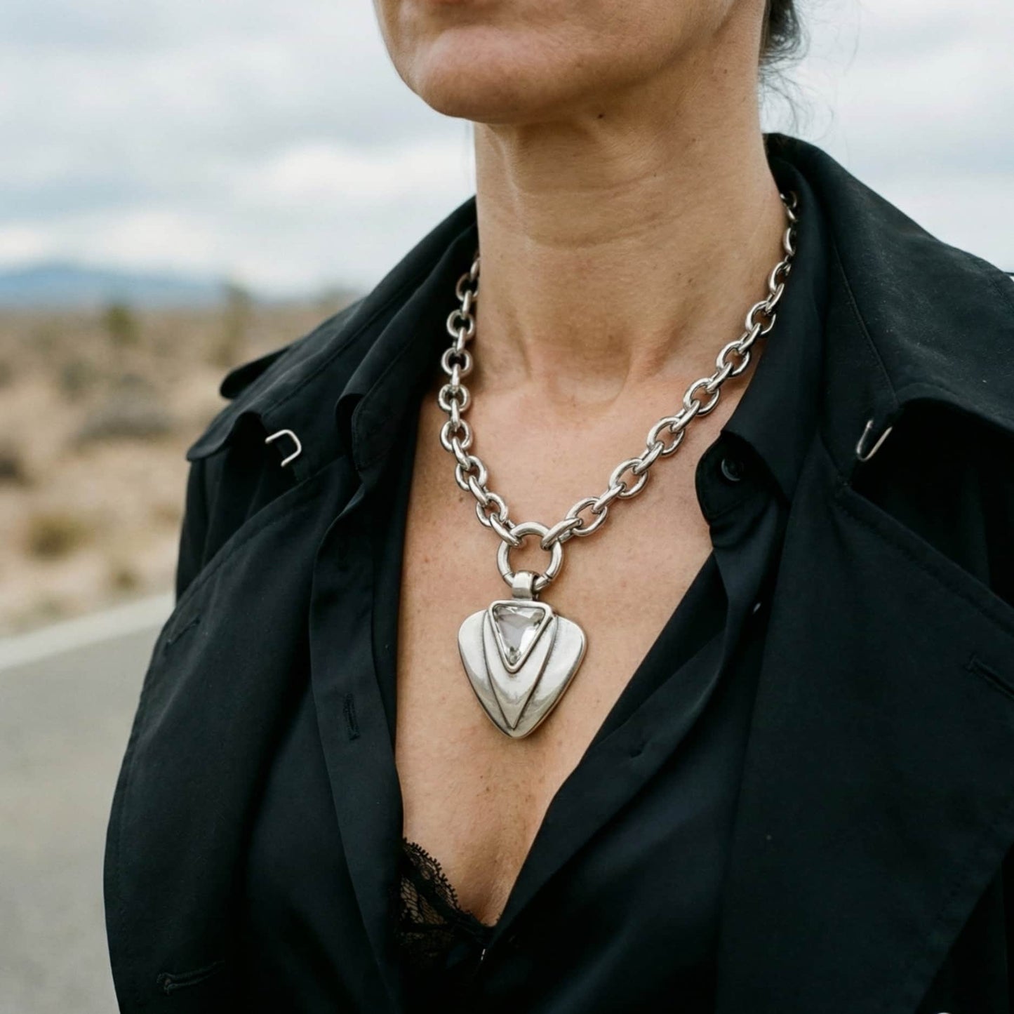 Collar con colgante tirangular de zamak bañado en plata y cristal austriaco con cadena de acero de eslabones grandes para mujer