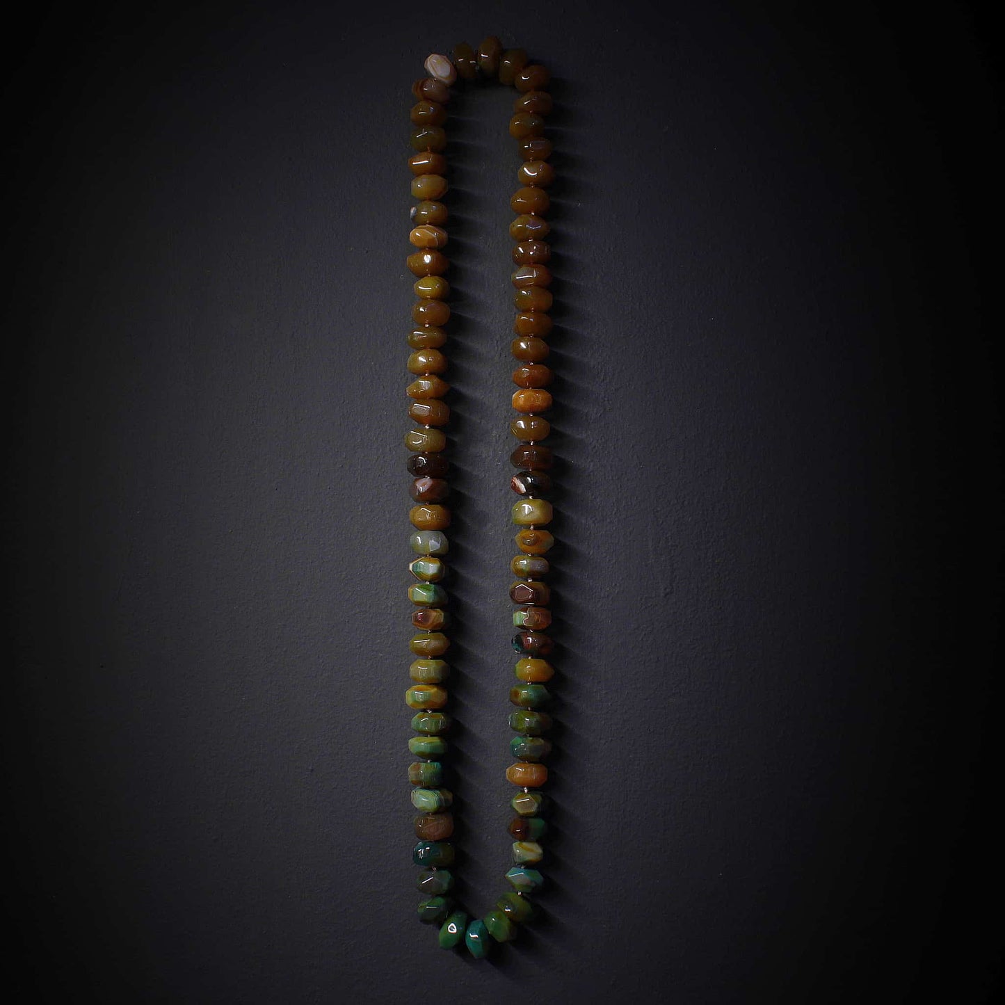 Collar de tonos verdes y marrones de piedra natural largo, hecho a mano con agatas.