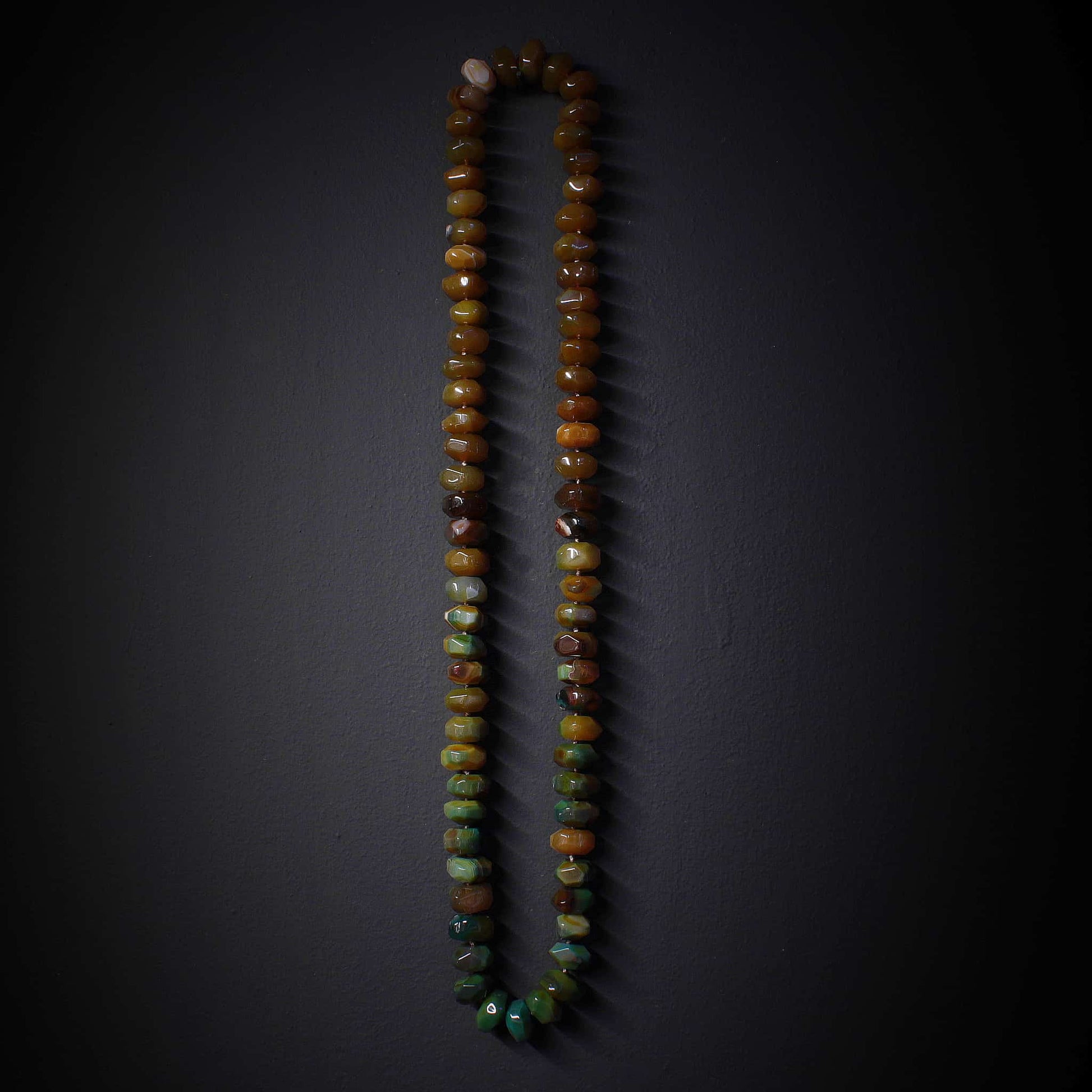 Collar de tonos verdes y marrones de piedra natural largo, hecho a mano con agatas.