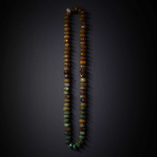 Collar de tonos verdes y marrones de piedra natural largo, hecho a mano con agatas.