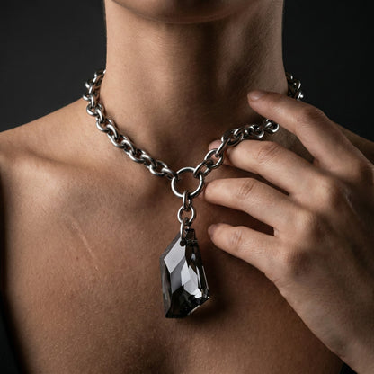 Primer plano de collar de acero grueso puesto en cuello de mujer estilo moderno.