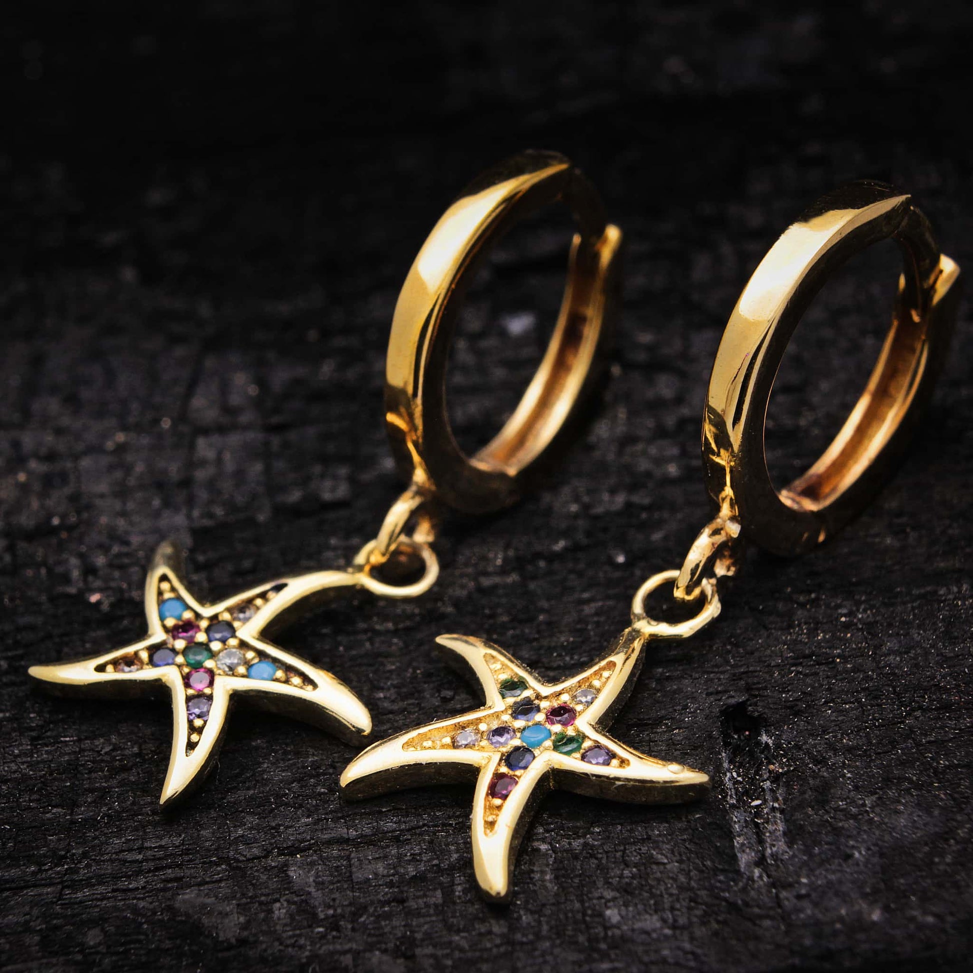 Pendientes de aro con colgante estrella de mar y circonitas multicolor de plata bañado en oro para mujer.